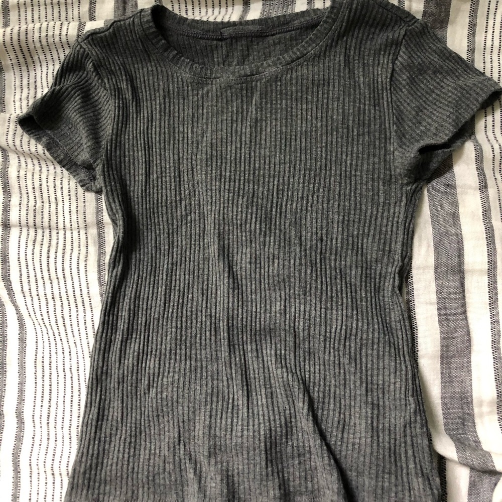 gray crop top